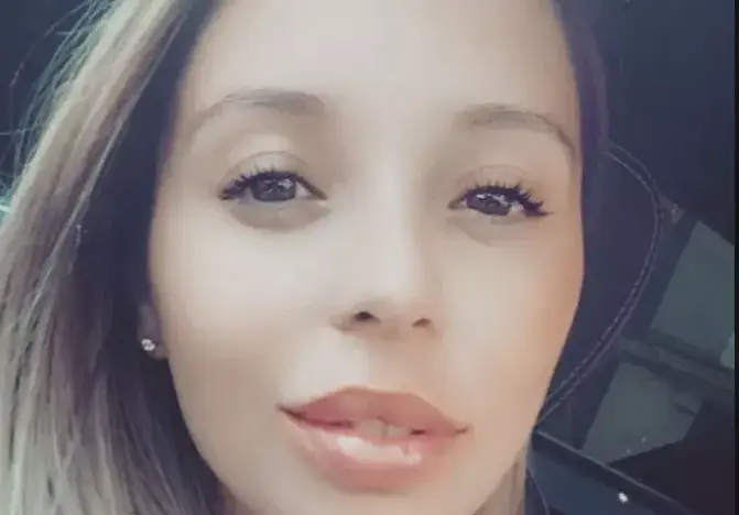 Голямата любов на Мика е  пилот от Формула 1, майка й я разделя с Иво Аръков