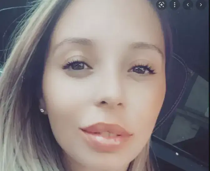 Голямата любов на Мика е  пилот от Формула 1, майка й я разделя с Иво Аръков