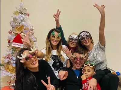 Хо-хо-хо! Дядо Коледа влезе в къщата на Глория (ФОТО)