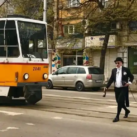 Жалка картинка: Денди тръгна за бира  бос в студа