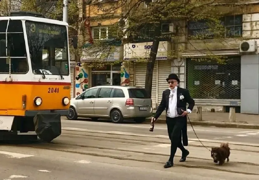 Жалка картинка: Денди тръгна за бира  бос в студа