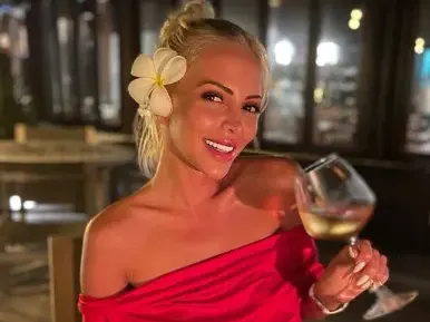 Жанета Осипова препича знойно тяло на Малдивите (Снимки)