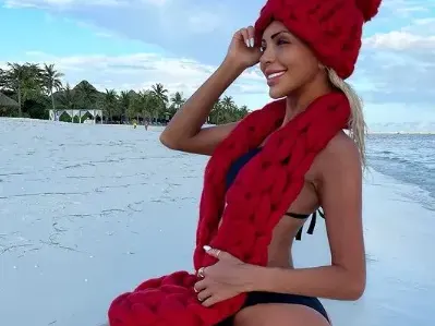 Жанета Осипова препича знойно тяло на Малдивите (Снимки)