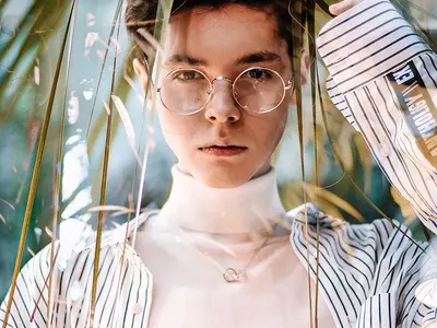 Крис Костов се подстрига (ФОТО в галерията)