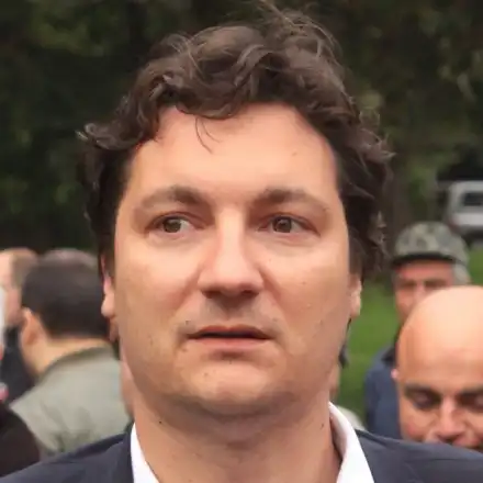 Крум Зарков с палат за 310 000! Най-големият враг на Корнелия Нинова се шири в 115 квадрата в центъра на София