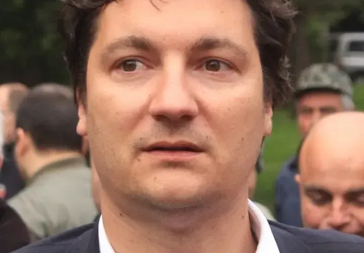 Крум Зарков с палат за 310 000! Най-големият враг на Корнелия Нинова се шири в 115 квадрата в центъра на София