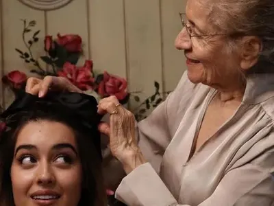 Мари на Гала дава пръстени на баба си