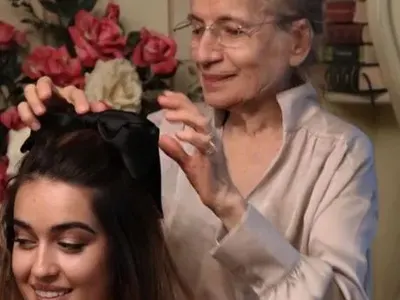 Мари на Гала дава пръстени на баба си