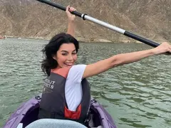 Мегз подкара каяк в Дубай