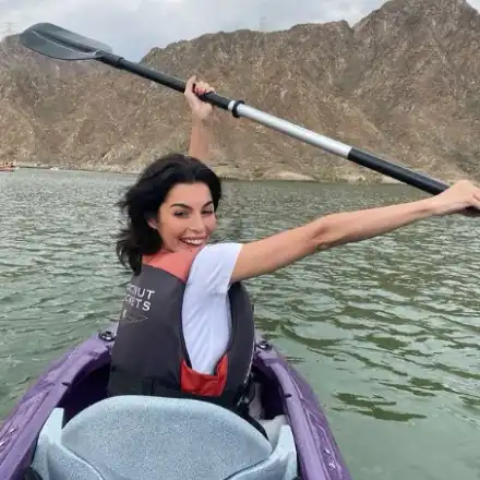 Мегз подкара каяк в Дубай