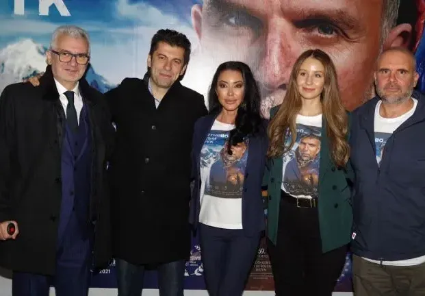Над 700 души уважиха двойната премиера на \"Отново съм тук\" за алпиниста Боян Петров