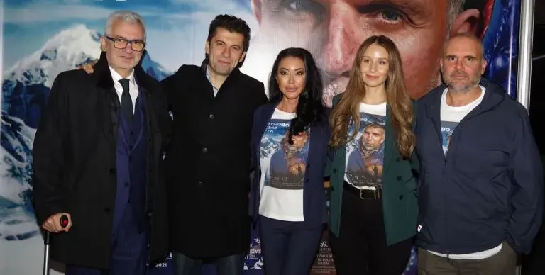 Над 700 души уважиха двойната премиера на \"Отново съм тук\" за алпиниста Боян Петров