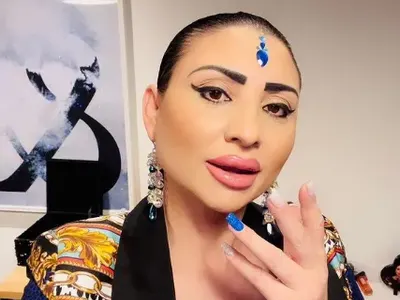 Не с подаръци, а с яки пачки Софка се отчита на Гринго и Лоренцо за Коледа