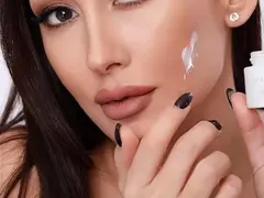 Нелепо: Джена рекламира кремове гримирана