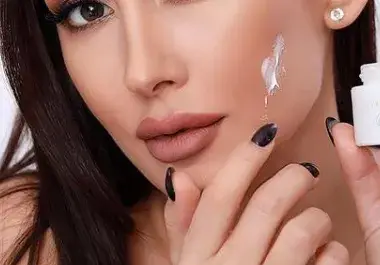 Нелепо: Джена рекламира кремове гримирана