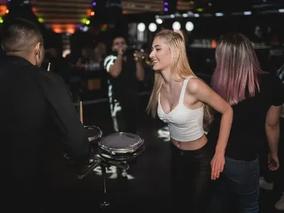 Отвори врати най-новият лидер на нощна София! (СНИМКИ)