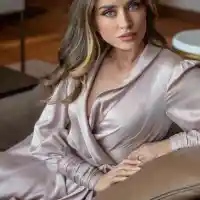 Саня релаксира с кожа и сатен