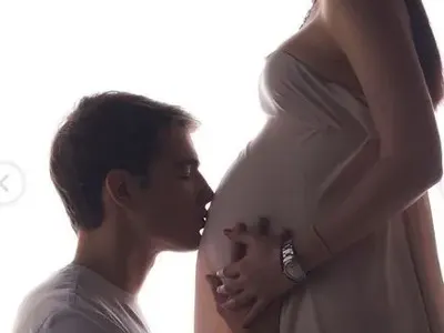 Сантра показа бременно коремче! Ето го и бащата