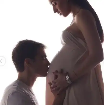 Сантра показа бременно коремче! Ето го и бащата