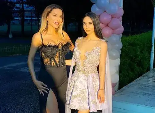 Щерката на Бони и доведе зет! Фолк звездата празнува заедно с новото гадже на Миа - ФОТО