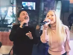 След развода: Джулката няма поръчки,  пее по кръчмите за някой лев!