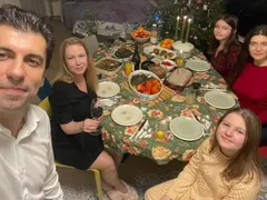 Тъщата и майката на премиера отсвириха семейството му за Коледа