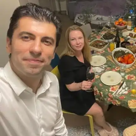 Тъщата и майката на премиера отсвириха семейството му за Коледа