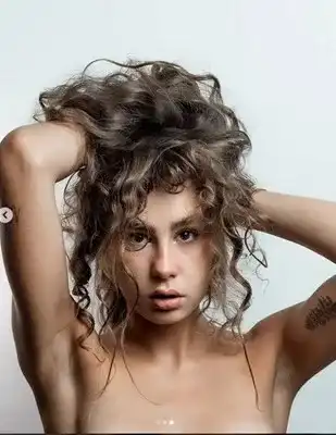 УАУ! Щерката на президента Радев разцъфна пред обектива (Горещи снимки)