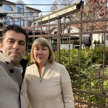 В Канада: Майката на Кирил Петков прибира 9 бона заплата като библиотекарка (Снимки)