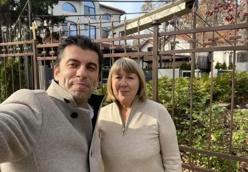 В Канада: Майката на Кирил Петков прибира 9 бона заплата като библиотекарка (Снимки)