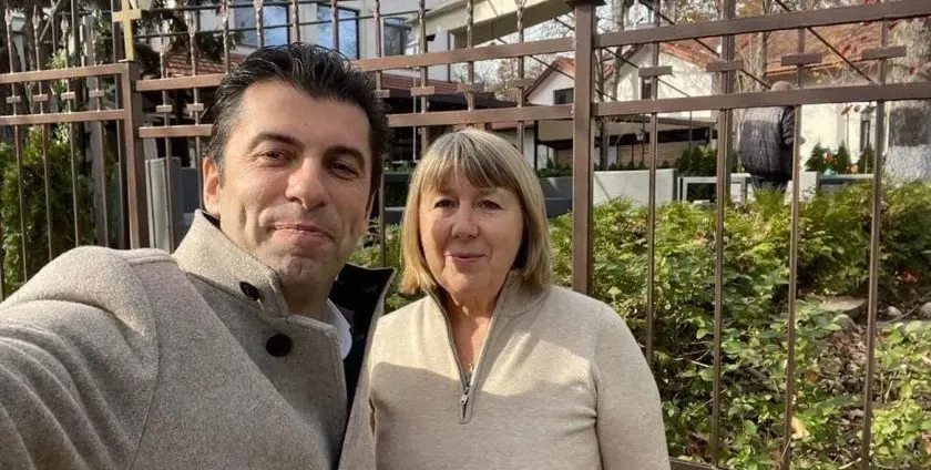В Канада: Майката на Кирил Петков прибира 9 бона заплата като библиотекарка (Снимки)