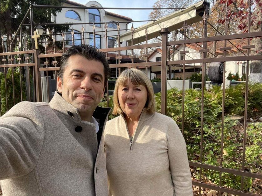 В Канада: Майката на Кирил Петков прибира 9 бона заплата като библиотекарка (Снимки)