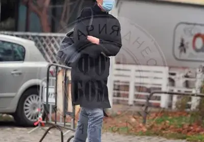 Виктория Петрова не сваля маската и на улицата