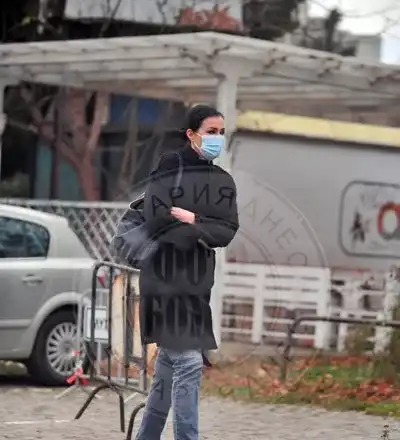 Виктория Петрова не сваля маската и на улицата