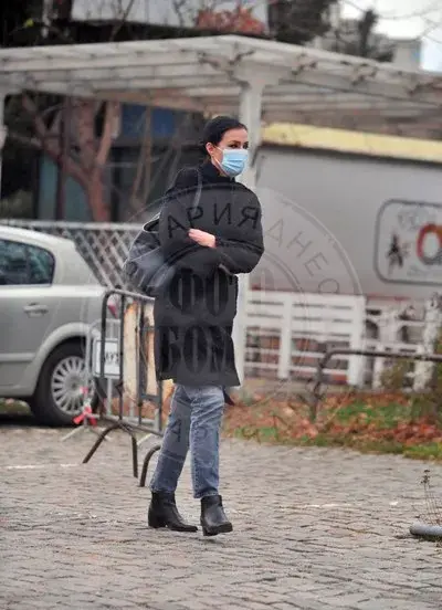 Виктория Петрова не сваля маската и на улицата