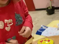 Внучката на Катето Евро украси коледни сладки