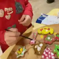 Внучката на Катето Евро украси коледни сладки