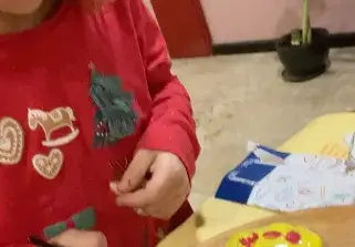 Внучката на Катето Евро украси коледни сладки