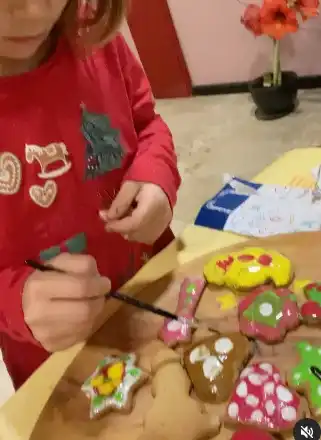 Внучката на Катето Евро украси коледни сладки