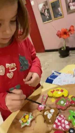 Внучката на Катето Евро украси коледни сладки