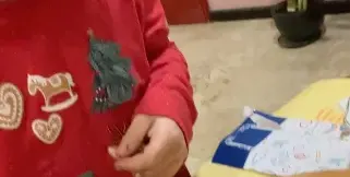 Внучката на Катето Евро украси коледни сладки