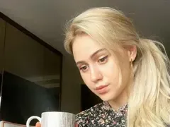 Бакалова коледува далеч от мама и тате (Актрисата тъжи за родината)