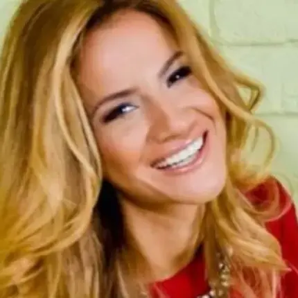 Зейнеб сияе в Турция