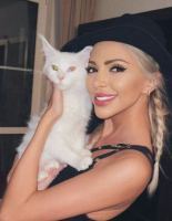 Жанета Осипова глези котарака си