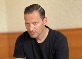 Какво се случва с Орлин Павлов? Актьорът притесни феновете си със снимка
