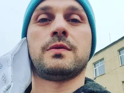 Aлександър Сано  си носи маската  само на едно ухо