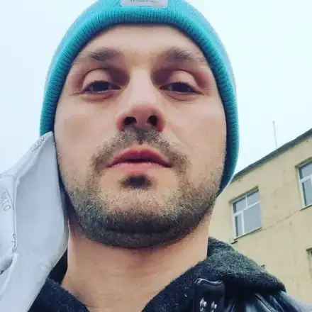 Aлександър Сано  си носи маската  само на едно ухо