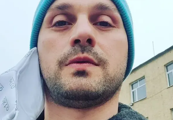 Aлександър Сано  си носи маската  само на едно ухо
