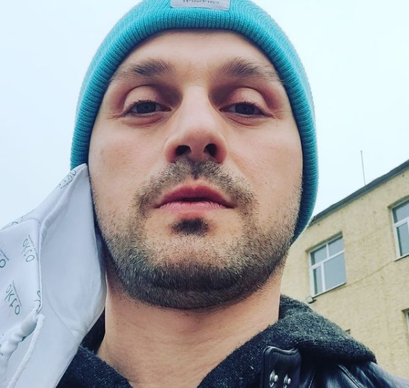 Aлександър Сано си носи маската само на едно ухо