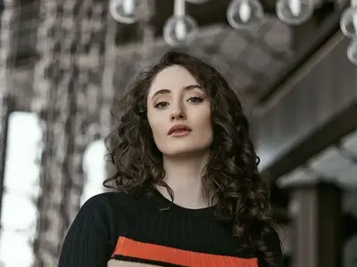 Алма вече е рижава